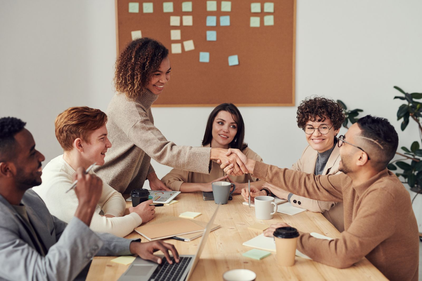 Equipe reunida em volta de uma mesa discutindo um projeto